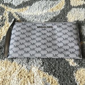 Michael kors wristlet